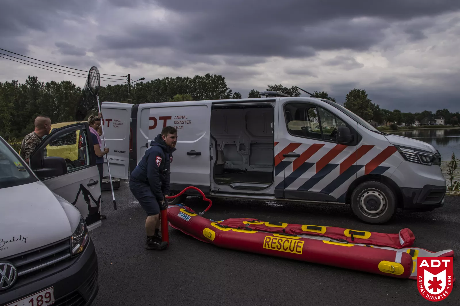 Rescue of a goose with legs stuck in fishing line | Animal disaster team